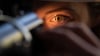 Hoher Blutdruck könnte sich auch auf die Augen auswirken – deswegen auch mal die Augen checken lassen.