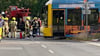 Rettungskräfte sind im Einsatz bei einem Verkehrsunfall mit einer Straßenbahn und einem Reisebus.
