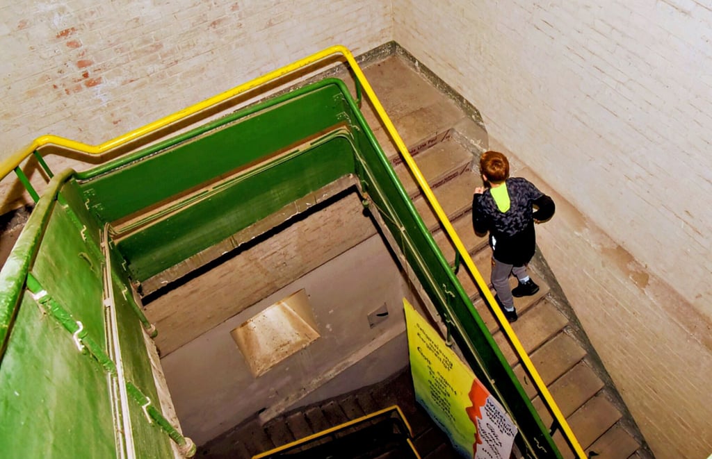 Der 13-jährige Cedric spurtet als erster Läufer die 87 Stufen bis zur Türmerwohnung der Jakobskirche hinauf.