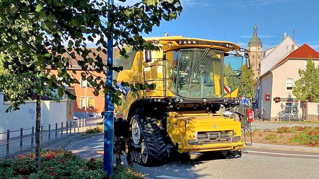 Der im Kreisel an der Scharfen Ecke liegengebliebene Mähdrescher.