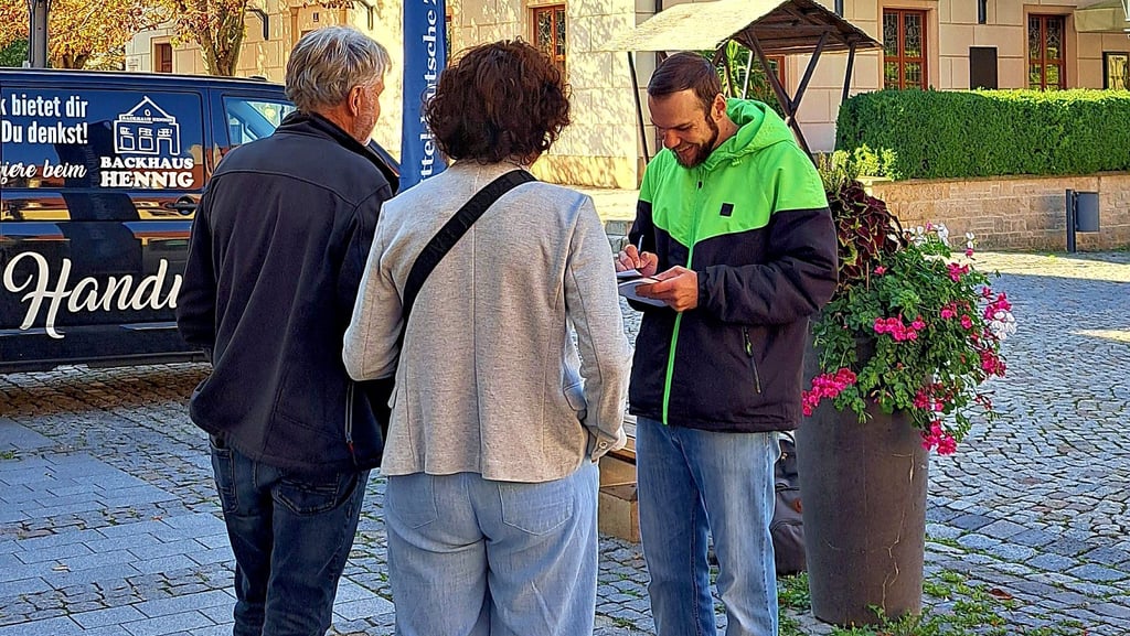 Die Wählitzer Ralph Reichenbach und Carola Harnisch zeigen sich im Gespräch mit MZ-Reporter Martin Walter (r.) zufrieden mit der Lage in der Gemeinde, wünschen sich aber, dass der Graben vor ihrem Haus öfter gereinigt wird.