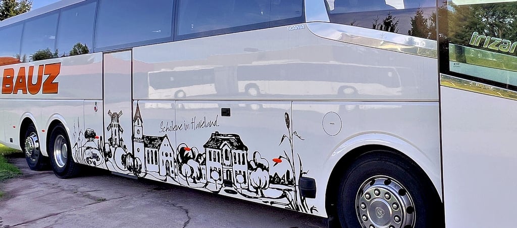 Der neue Scania-Bus wurde mit bekannten Schollener Motiven versehen, die die ehemalige Zeichenlehrerin Christine Kowalkowski extra dafür entworfen hatte.