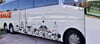 Der neue Scania-Bus wurde mit bekannten Schollener Motiven versehen, die die ehemalige Zeichenlehrerin Christine Kowalkowski extra dafür entworfen hatte.