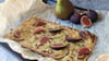Teig belegen und ab damit in den Ofen! Schon 10 Minuten später steht der fertige Flammkuchen mit Senfcreme, Birnenscheiben und Gorgonzola auf dem Tisch.