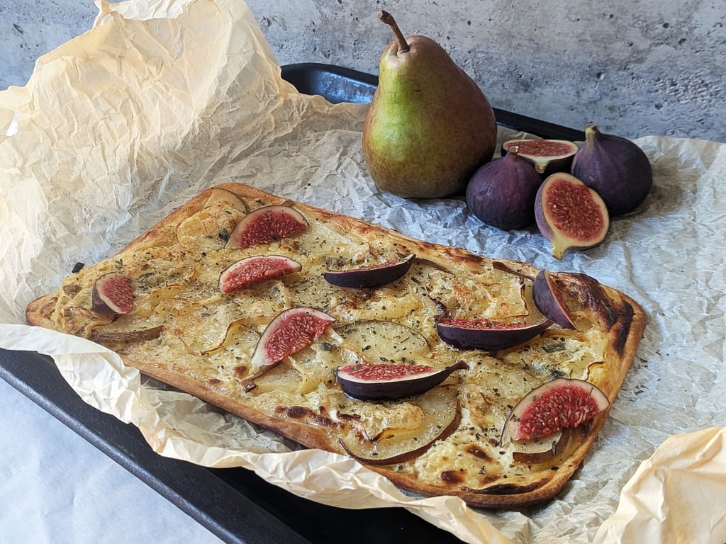 Teig belegen und ab damit in den Ofen! Schon 10 Minuten später steht der fertige Flammkuchen mit Senfcreme, Birnenscheiben und Gorgonzola auf dem Tisch.