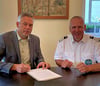 Vereinbarung unterzeichnet: Fachbereichsleiter Lars-Peter Maier (l.) und Saaleschifffahrtschef Manfred Berro.