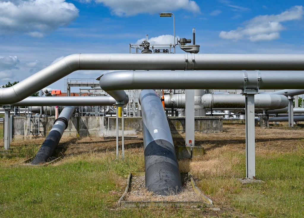 Die Brandenburger Landesregierung dringt auf eine zügige Entscheidung der EU-Kommission für die Ertüchtigung der Pipeline von Schwedt nach Rostock (Archivbild).