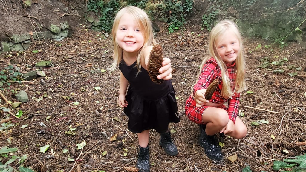 Im Frühling führte sie noch ein bisschen Wasser - jetzt liegt die Quelle der Schrote trocken. So trocken, dass sich darin von Elenor (l.) und Helena sogar Tannenzapfen sammeln lassen.