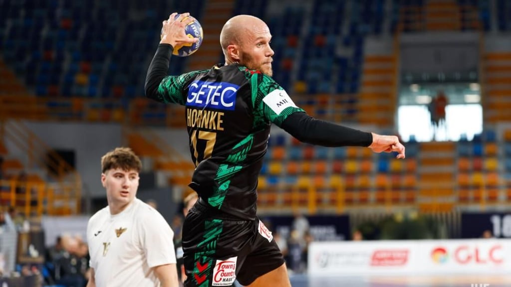 Tim Hornke setzt zum Wurf an. Im Hintergrund sind die verwaisten Tribünen zu sehen. Nur 120 Zuschauer verfolgten die Partie des SCM gegen die California Eagles.