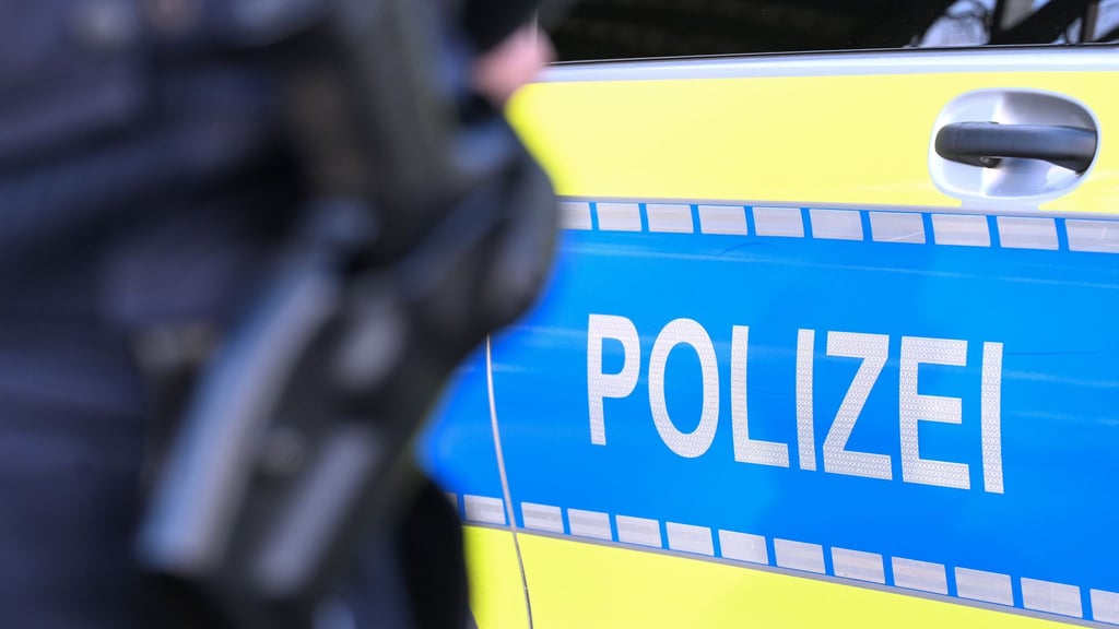 Ein 28-Jähriger zückte am Sonntagabend in Halle-Trotha ein Messer und stach auf eine Wohnungstür ein.