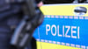 Ein 28-Jähriger zückte am Sonntagabend in Halle-Trotha ein Messer und stach auf eine Wohnungstür ein.