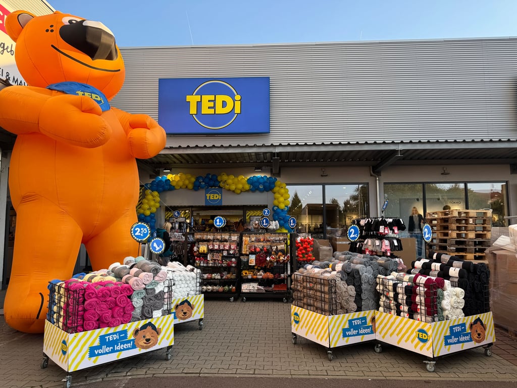 Alles vorbereitet für den Start: Die neue Tedi-Filiale in der Delitzscher Straße in Halle-Büschdorf öffnet offiziell ihre Türen.