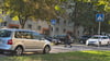 Der Zebrastreifen am Kroatenweg in Magdeburg soll Fußgängern sicheres Queren der Straße ermöglichlichen. Doch er ist nicht beleuchtet. Parkende Autos erschweren die Sicht zusätzlich.