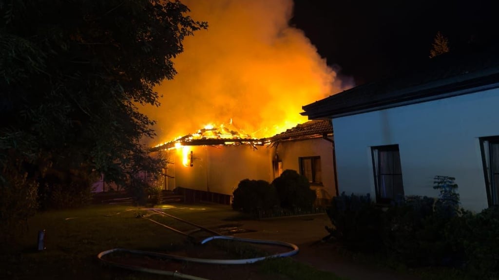 Die Unterkunft wurde durch die Flammen unbewohnbar gemacht.