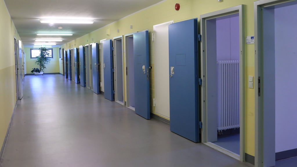 In einer Spezialzelle für Langzeitbesuche der Justizvollzugsanstalt Burg soll ein damals 37-jähriger Strafgefangener seine Ehefrau erwürgt haben.