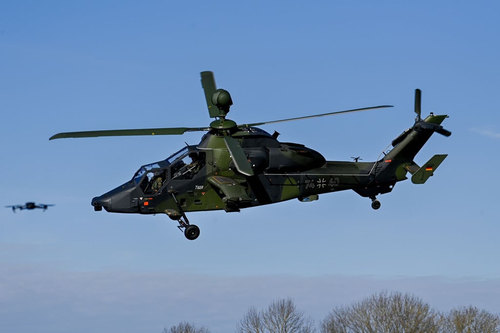 Bei den Übungen werden Kampfhubschrauber nachts im Tiefflug unterwegs sein. (Archivbild)