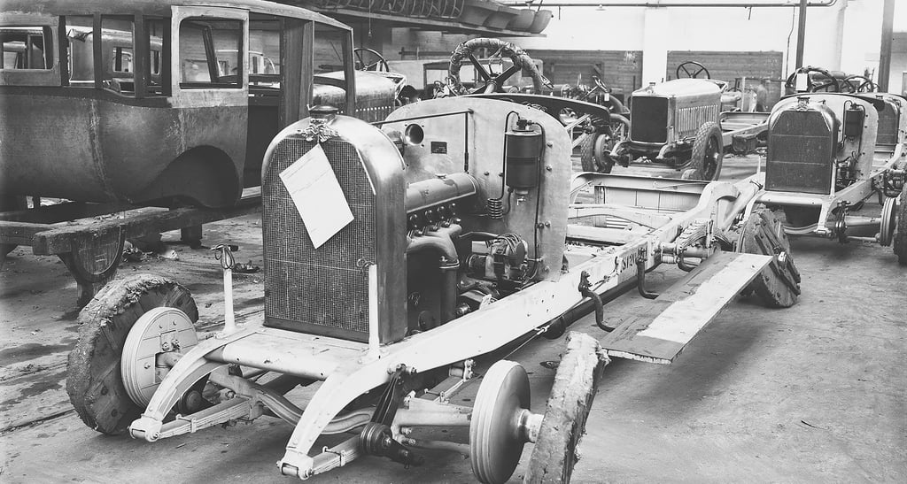 Die Fahrgestelle kamen so bei der Firma Kathe in Halle an, dann wurde die Karosserie montiert. Das Foto stammt von einer Glasplatte.