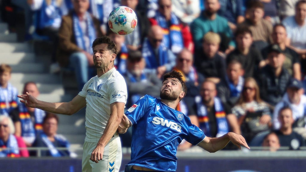 Alexander Nollenberger (links) vom 1. FC Magdeburg glaubt fest an eine zeitnahe Wende zum Besseren.