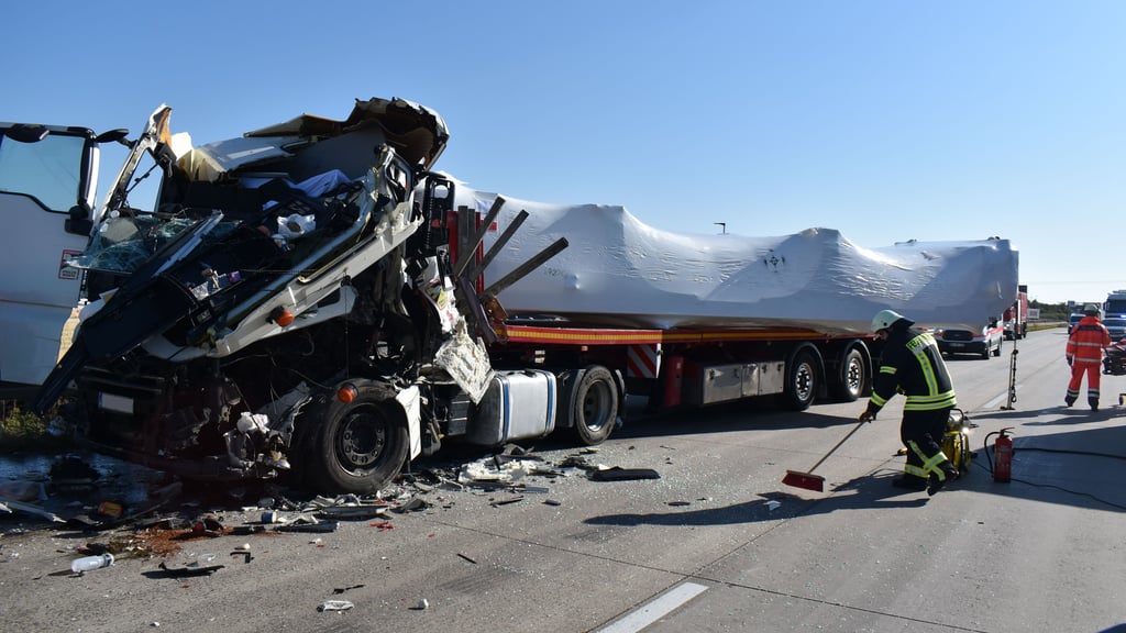 Am Dienstagvormittag kam es zu einem schweren Unfall auf der A2 bei Hohenwarsleben. Ein Lkw-Fahrer hatte in einem Baustellenbereich einen Stau übersehen und war in einen vorausfahrenden Lkw gekracht.