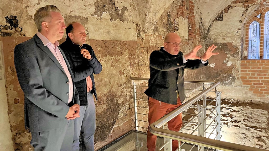 Kloster-Direktor Rüdiger Schnurbein (von rechts) präsentiert Thomas Staudt und Sebastian Putz seine Ideen für das Klostererlebnis von morgen.