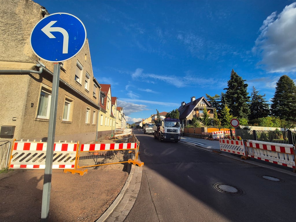 An der östlichen Johann-Mühlpfort-Strße ist Schluss, dahinter kann die Holzstraße nicht befahren werden.