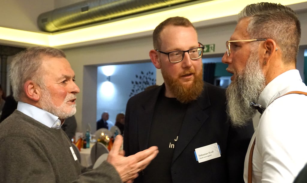Die früheren Jugendhausleiter Bernd Neumann (Preisträger), Sebastian Kroll und Ronny Harzendorf aus Genthin bei der Bürgerpreisverleihung 2024.