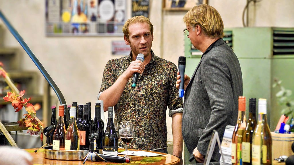 Johannes Hallervorden (l.) im Gespräch mit MDR-Moderator André Damm in der Reudener Weinschmiede.