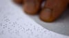 Brailleschrift ermöglicht blinden und sehbehinderten Menschen, mit den Fingern zu lesen und zu schreiben.