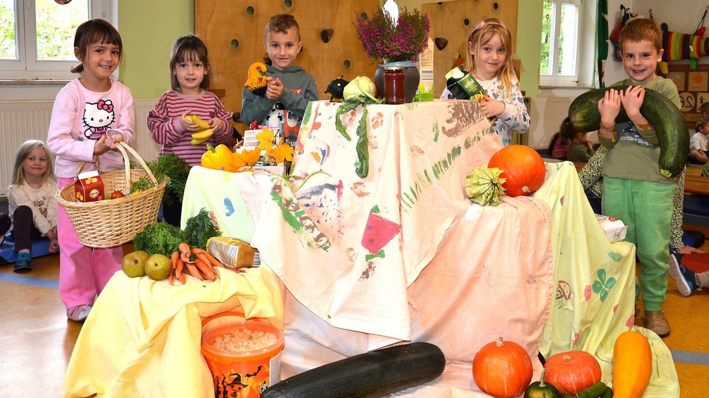 Auf dem Ernteturm verteilten die Mädchen und Jungen des Freien Kindergartens Zerbst das mitgebrachte Obst und Gemüse.