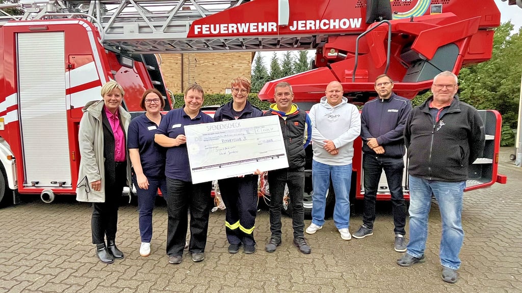 Ulrike Rasch vom Rotary-Club Jerichower Land (links am Scheck) überreicht den symbolischen Scheck an Gudruns Ganske, Stadtjugendwartin von Jerichow.