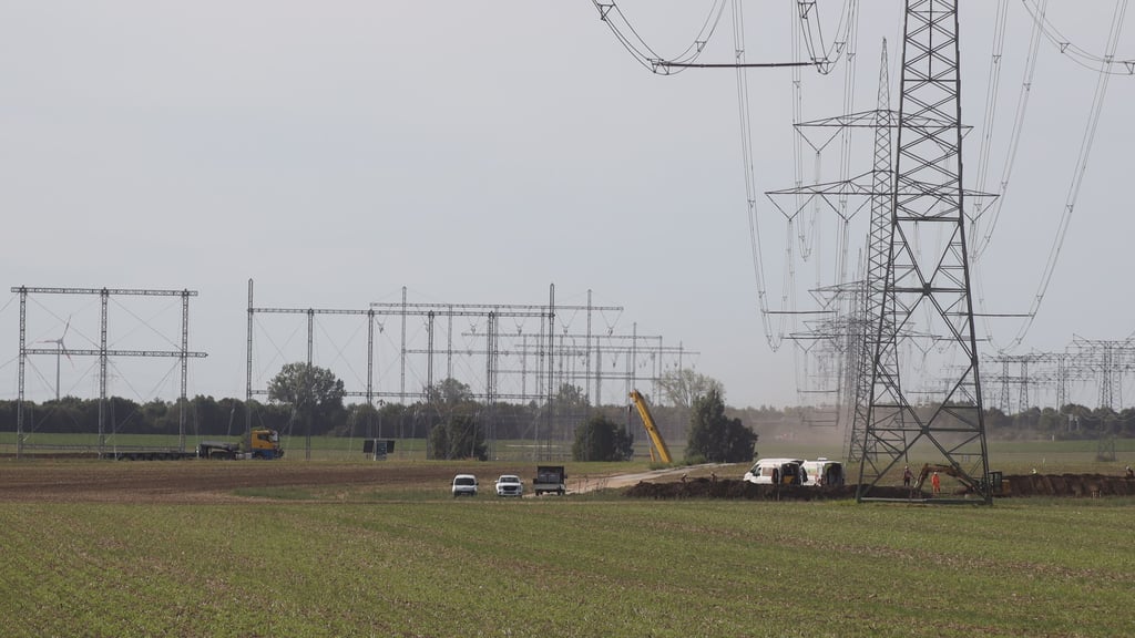 Der Bau des "Suedostlinks" ist in vollem Gange: Für die künftige Stromautobahn sind parallel der A14 bei Dahlenwarsleben und Meitzendorf zehn dieser Mastprovisorien errichtet worden.