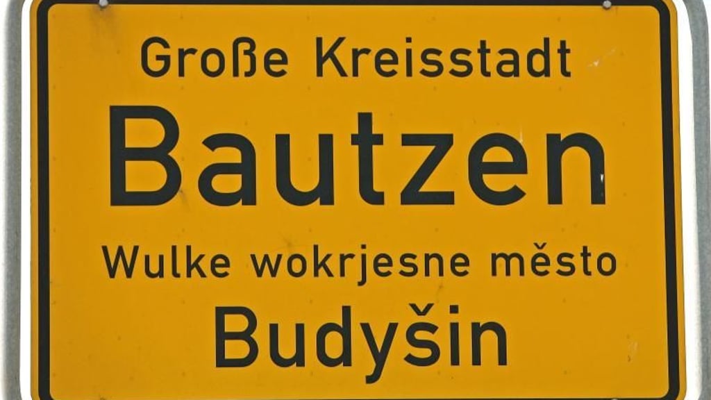 Online-Zoff in der Lausitz: Das Landratsamt Bautzen attackiert einen User auf der Social-Media-Plattform Bluesky. Der hatte offengelegt, dass Landrat Udo Witschas ein Foto mit Autogramm eines Politikers der rechtsextremen AfD in seinem Büro stehen hat.&nbsp;
