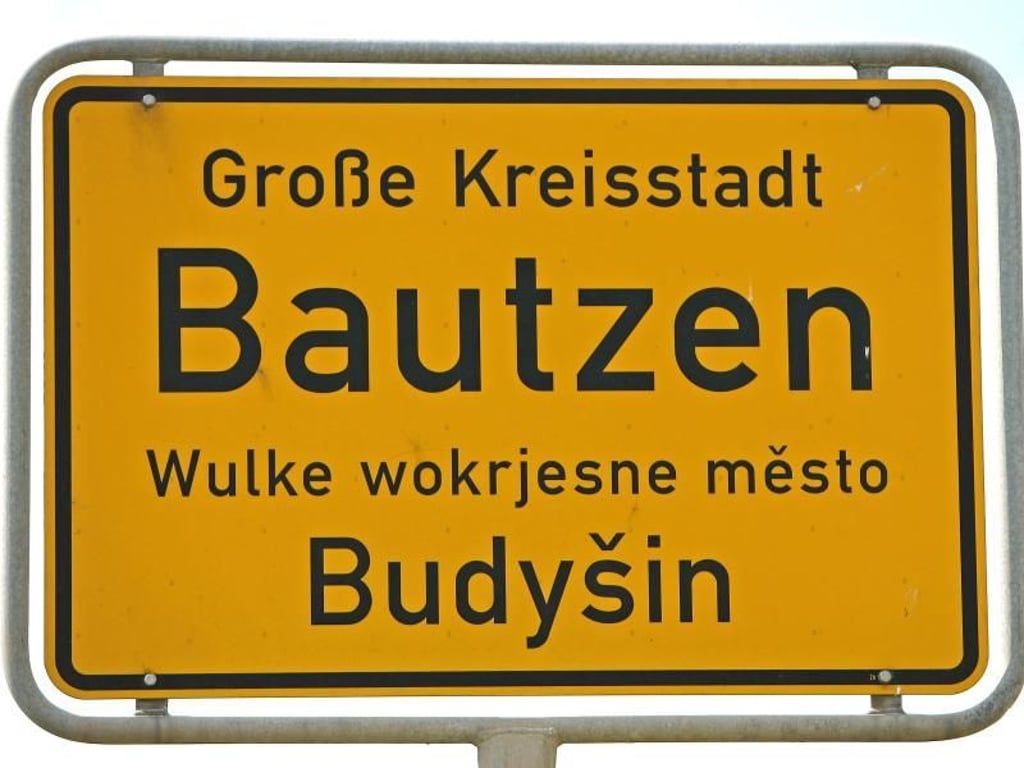 Online-Zoff in der Lausitz: Das Landratsamt Bautzen attackiert einen User auf der Social-Media-Plattform Bluesky. Der hatte offengelegt, dass Landrat Udo Witschas ein Foto mit Autogramm eines Politikers der rechtsextremen AfD in seinem Büro stehen hat.