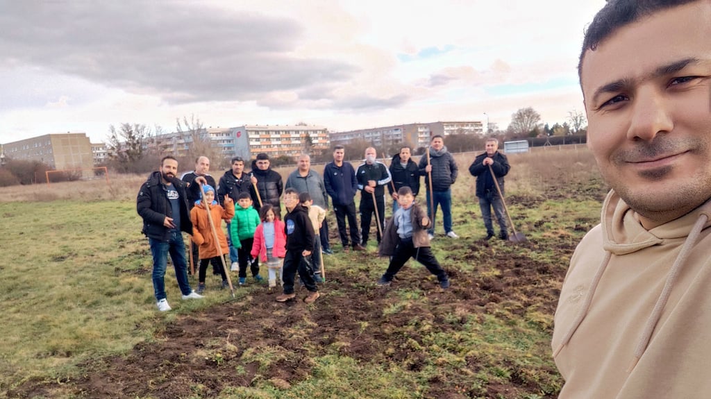 Sipan Khalil (r.) hat etwa 40 Familien zusammengetrommelt, um den verwilderten Sportplatz an der Mannheimer Straße wieder herzurichten.
