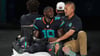 Tyreek Hill (links) musste auf einem Fahrzeug vom Platz gefahren werden.