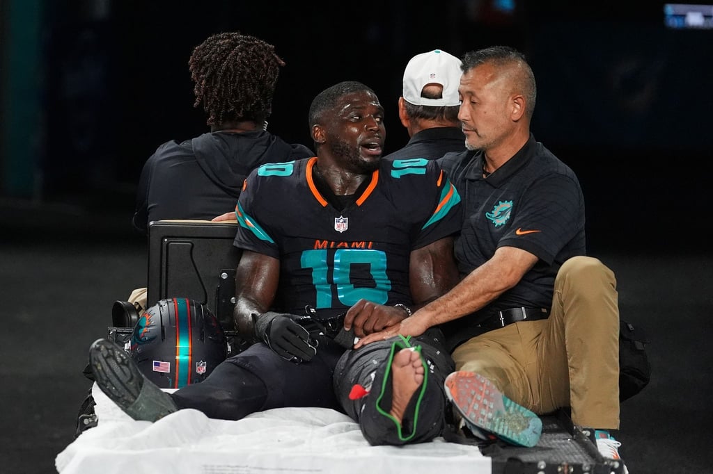 Tyreek Hill (links) musste auf einem Fahrzeug vom Platz gefahren werden.
