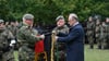 Sachsen-Anhalts Ministerpräsident Reiner Haseloff befestigte an der Fahne das Band mit dem Namen des Regiments.