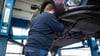 Reparaturen und Wartungen von Autos sind in den vergangenen Jahren deutlich teurer geworden. (Archivbild)