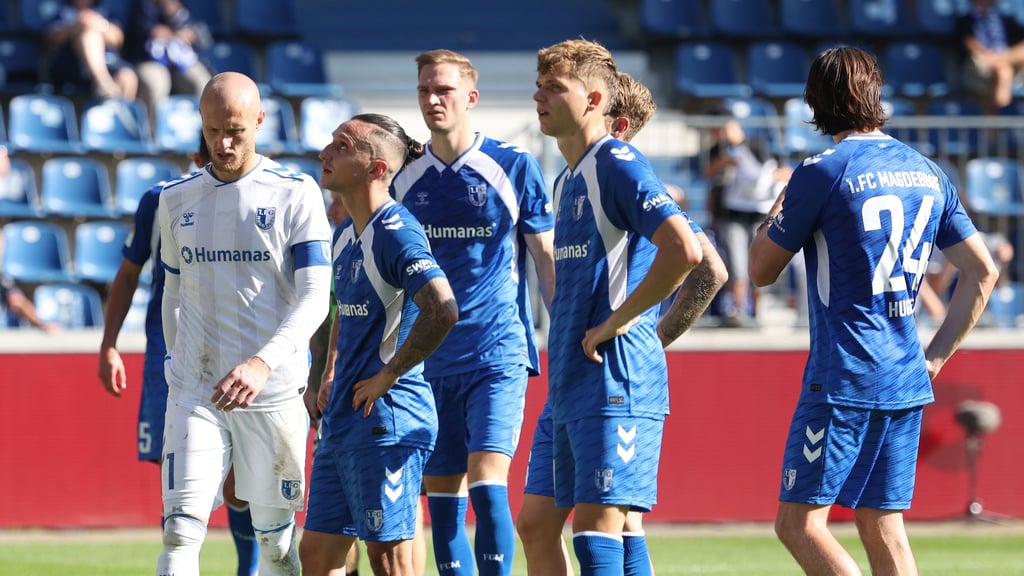 Kapitän Dominik Reimann (links) und der FCM müssen sich auf eine schwierige Saison einstellen.