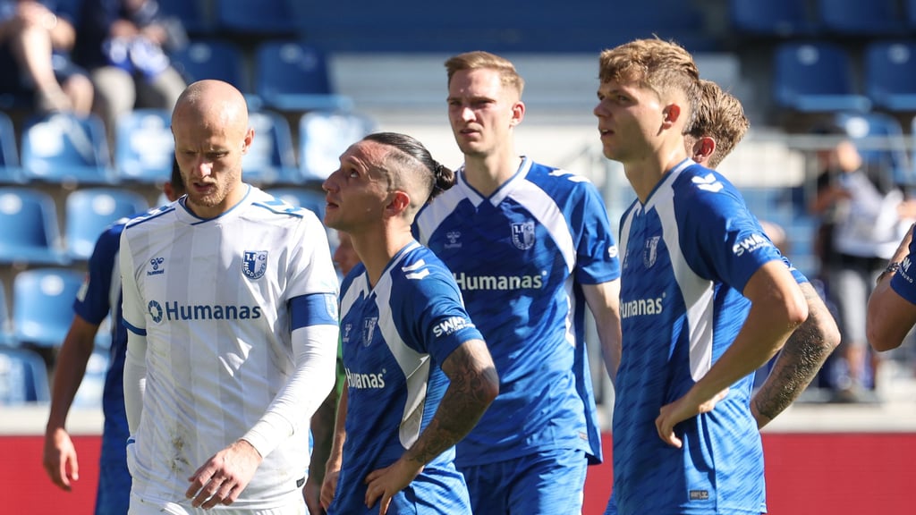 Kapitän Dominik Reimann (links) und der FCM müssen sich auf eine schwierige Saison einstellen.