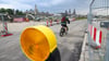 Nach mehr als einem Jahr Sperre in nach dem Einsturz der Carolabrücke können auch am Neustädter Ufer wieder Fußgänger und Radfahrer passieren.