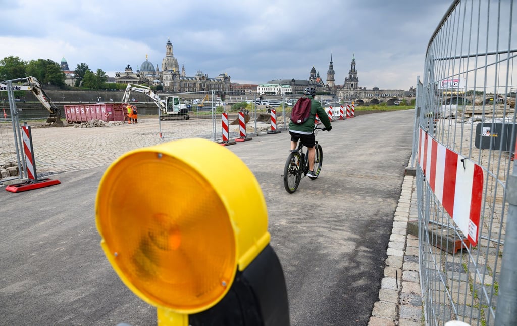 Nach mehr als einem Jahr Sperre in nach dem Einsturz der Carolabrücke können auch am Neustädter Ufer wieder Fußgänger und Radfahrer passieren.
