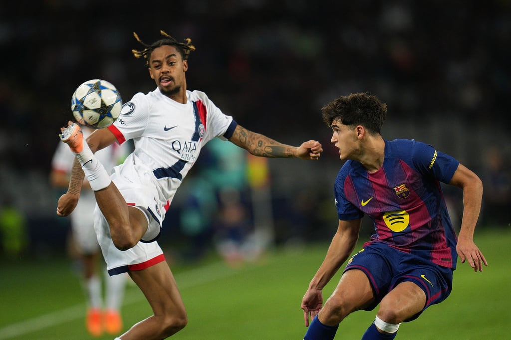 Artistisch: Bradley Barcola gewinnt mit Paris Saint-Germain verdient beim FC Barcelona.