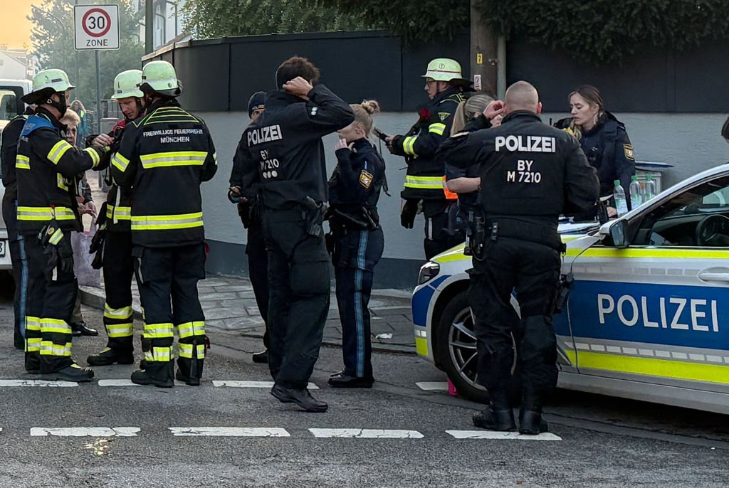 Ein brennendes Einfamilienhaus in München löst am frühen Morgen einen Großeinsatz von Polizei und Feuerwehr aus. (Symbolbild)