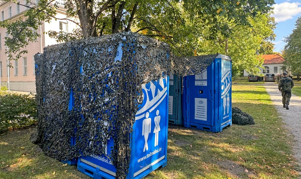 Gut getarnt und doch Opfer von "Umstürzlern" geworden: Mobiltoiletten für den Aufstellungsappell im Schlosspark Möckern.