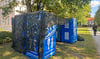 Gut getarnt und doch Opfer von "Umstürzlern" geworden: Mobiltoiletten für den Aufstellungsappell  im Schlosspark Möckern. 