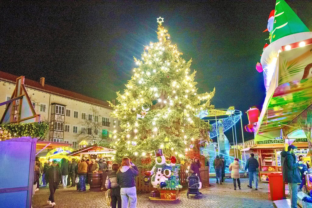 Einen strahlenden Weihnachtsbaum soll es auch in diesem Jahr wieder auf dem Adventsmarkt geben. Das Foto zeigt den Baum des vorigen Jahres.