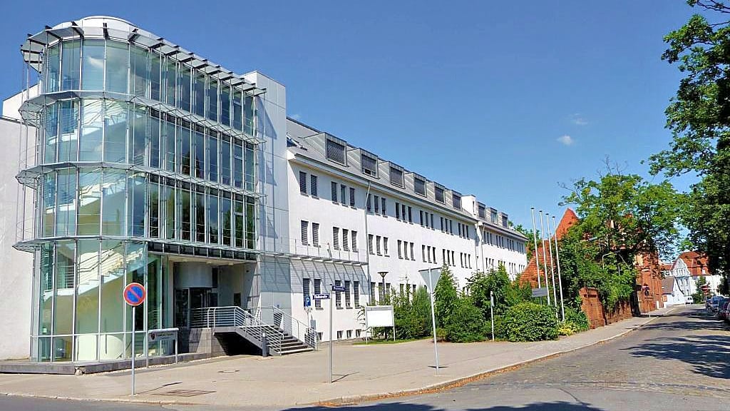 Der Erweiterungsbau des Landratsamts Stendal wurde am 1. Oktober 1995 fertiggestellt.
