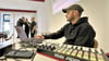 René Bornstein (hinten rechts) nimmt mit Schülern des VHS-Bilungswerks Töne auf, die Tarek Al Hammad von der Banda Comunale gleich in einem Song verarbeitet. 