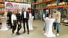 Holger Viol, Scarlett Brömmling und Britt Brömmling in der neuen Lagerhalle in Dessau-Roßlau, die am Freitag  Treffpunkt für die Firmengäste war.